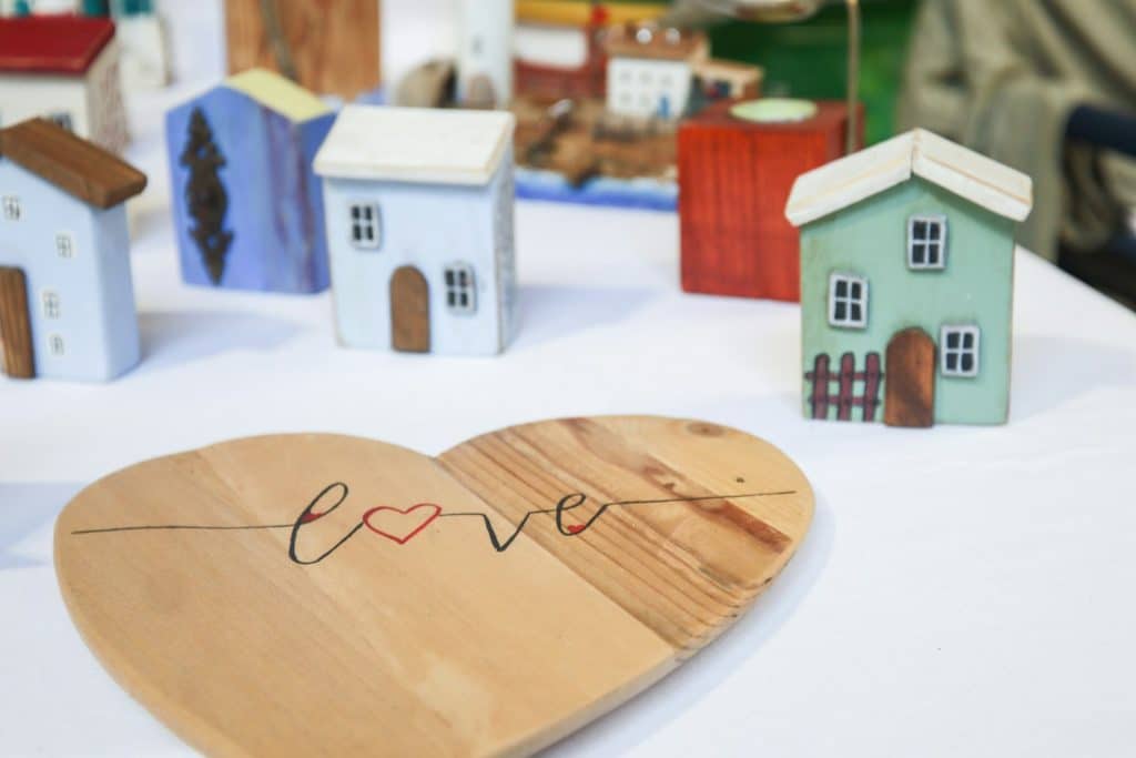 5 Unique Wooden Kitchen Gift Ideas for Anniversaries That Feel Both Elegant and Practical